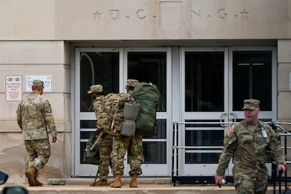 Miembros de la Guardia Nacional llegan al cuartel de la agencia en Washington D.C.