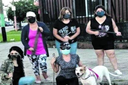 Miembros de la milicia, en una esquina de la capital tucumana.