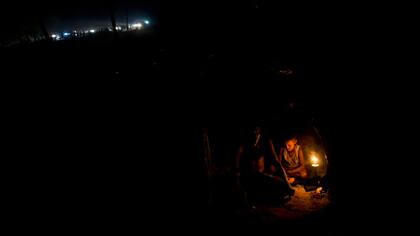 Musulmanes rohingyas descansan dentro de una carpa recién armada al lado del campo de refugiados de Kutupalong en Ukhia, Bangladesh