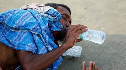 Un refugiado de Rohingya bebe agua después de cruzar la frontera de Bangladesh-Myanmar en barco a través de la bahía de Bengala
