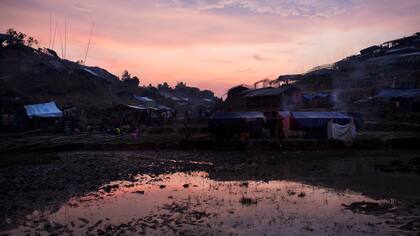Un campamento de refugiados habitado por musulmanes Rohingya cerca del área de Gundam, Bangladesh