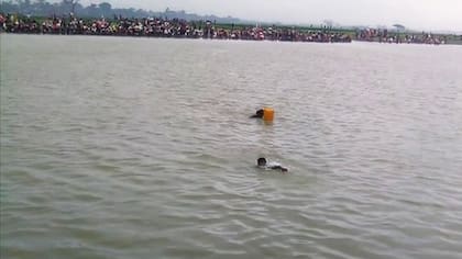 Personas nadan a través de un río cerca de la aldea de Laung Don, en el norte del estado de Rakhine mientras musulmanes Rohingyas viajan hacia la frontera con Bangladesh