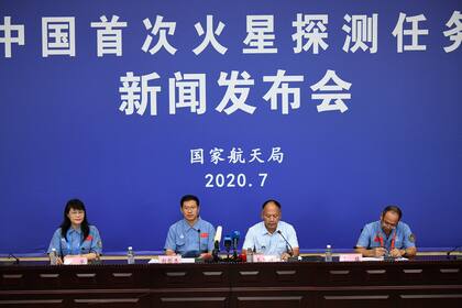Miembros de la Misión de Exploración de Marte de China dan a una conferencia de prensa después del lanzamiento del cohete Long March 5