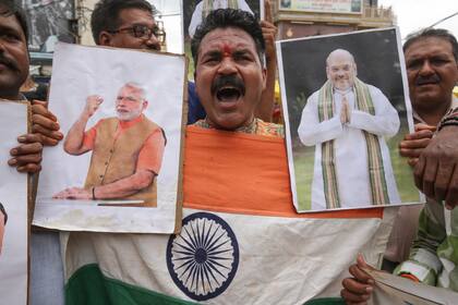 Miembros de la organización de derecha Sanskriti Bachao Manch celebran después de que el líder del BJP, el Gobierno de la Unión, tomara medidas para retirar el estatus especial de Cachemira, en Bhopal