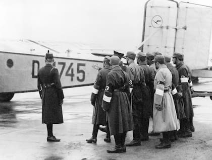 Miembros de la organización fascista SA sirviendo como policías auxiliares ocupando el aeródromo de Tempelhof en 1933. Fotografía: ullstein bild Dtl. (ullstein bild vía Getty Images)