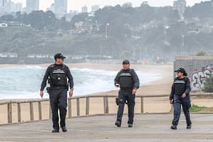 Miembros de la policía chilena comenzaron a evacuar la zona costera debido a una alerta de tsunami en Viña del Mar, Chile, el 30 de julio de 2025