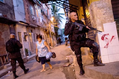 Miembros de la policía militar durante un operativo en Complexo da Mare, en una de las favelas más conflictivas de Río de Janeiro, Brasil.
BUDA MENDES (GETTY IMAGES)