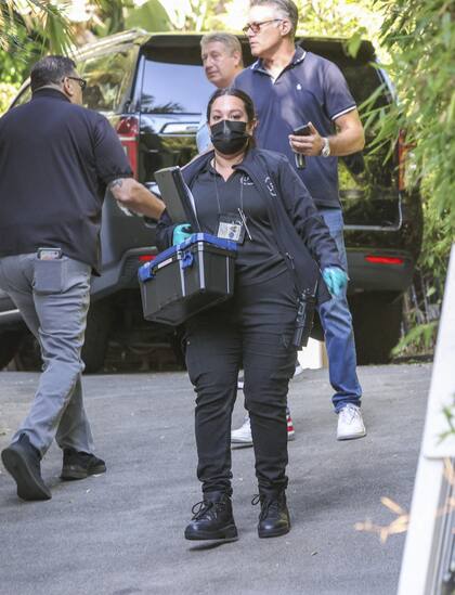 Miembros de la policía saliendo de la casa del actor ayer