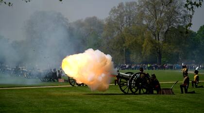 Miembros de la Tropa del Rey de la Artillería Real disparan un Saludo Real de 42 cañones en Hyde Park para celebrar el 96º cumpleaños de la Reina Isabel II de Gran Bretaña en Hyde Park, Londres, el jueves 21 de abril de 2022.