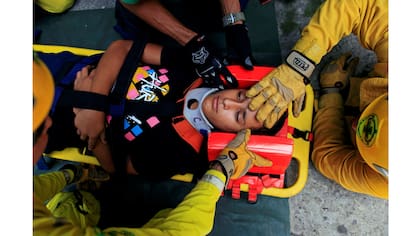 Miembros de la unidad de rescate participan en una sesión de práctica