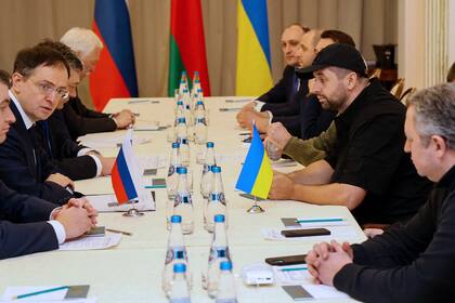 Miembros de las delegaciones de Ucrania y Rusia mantienen conversaciones en la región bielorrusa de Gomel el 28 de febrero de 2022.