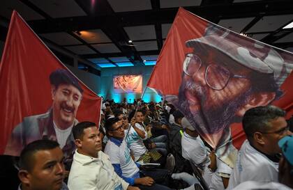 Miembros de las FARC asistieron ayer a la apertura del congreso nacional del partido en Bogotá