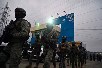 Miembros de las Fuerzas Armadas participan en un operativo de seguridad conjunto con la Policía Nacional en la prisión Regional 8 de Guayaquil, Ecuador, el 7 de enero de 2024.