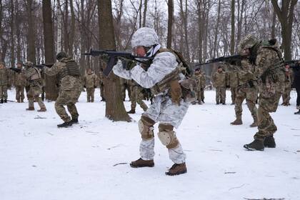 Miembros de las Fuerzas de Defensa Territorial de Ucrania, unidades militares voluntarias de las Fuerzas Armadas, entrenan en un parque de la ciudad de Kiev, Ucrania, el 22 de enero de 2022