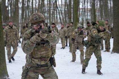 Miembros de las Fuerzas de Defensa Territorial de Ucrania, unidades militares voluntarias de las Fuerzas Armadas, entrenan en un parque de la ciudad de Kiev, Ucrania, el 22 de enero de 2022