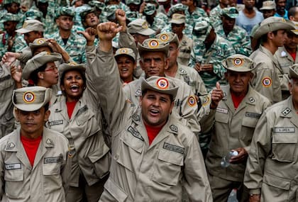 Miembros de las milicias bolivarianas, ayer, frente al palacio presidencial