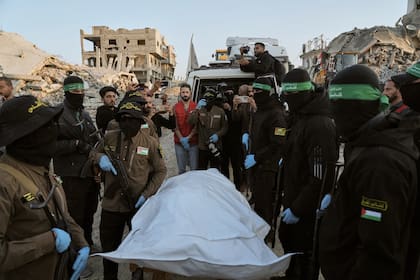 Miembros de los grupos Yihad Islámica y Hamás, con el rostro enmascarado
(AP Foto/Jehad Alshrafi)