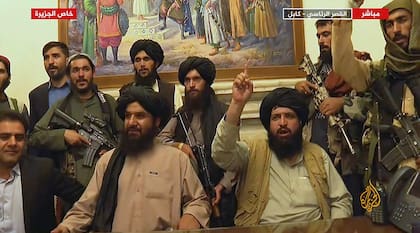 Miembros de los talibanes en el Palacio Presidencial de Kabul