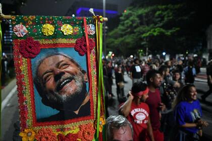 Miembros de movimientos sociales protestan en defensa de la democracia en Sao Paulo