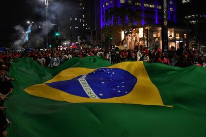 Miembros de movimientos sociales protestan en defensa de la democracia en Sao Paulo
