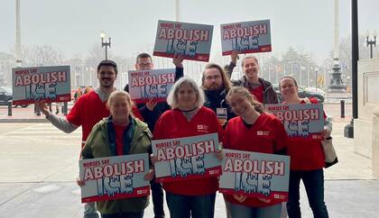 Miembros de National Nurses United se reunieron en ocho estados, entre ellos California