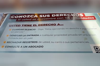Miembros de organizaciones de defensa de los derechos de los migrantes ofrecen consejos sobre cómo actuar en una redada