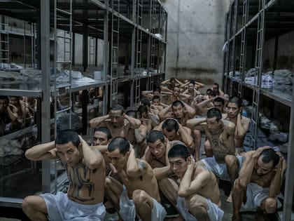Miembros de pandillas en una prisión de El Salvador en tiempos de Bukele, foto del salvadoreño Juan Carlos
