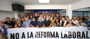 Siguen las negociaciones por la reforma laboral; el gremio del transporte planea un paro y movilización el miércoles