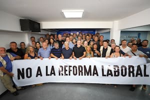 Siguen las negociaciones por la reforma laboral; el gremio del transporte planea un paro y movilización el miércoles