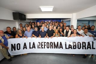 Siguen las negociaciones por la reforma laboral; el gremio del transporte planea un paro y movilización el miércoles