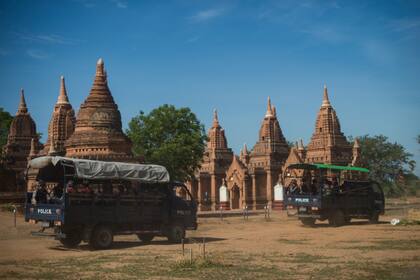 Miembros de un escuadrón de policía patrullan un complejo de templos en Bagan, región de Mandalay, en Myanmar, en junio pasado