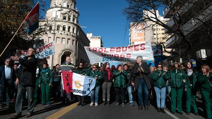 Miembros de UTA Cordoba marchan por la avenida Velez Sarsfield
