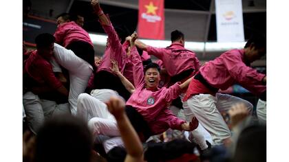 Miembros de "Xiquets de Hangzhou" celebran después de completar su torre humana