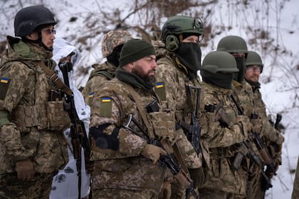 Miembros del Batallón Siberiano del ejército de Ucrania, formado rusos proucranianos, durante un entrenamiento cerca de Kiev, Ucrania, el 13 de diciembre de 2023. (AP Foto/Efrem Lukatsky)