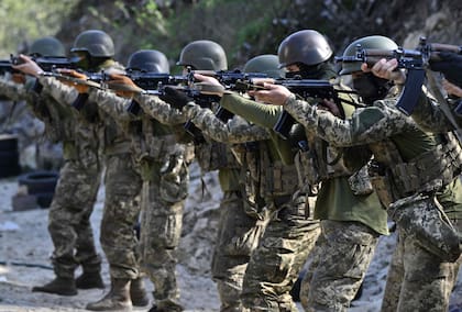 Miembros del batallón siberiano dentro de las Fuerzas Armadas de Ucrania participan en un ejercicio militar en un campo de tiro en la región de Kyiv el 10 de abril de 2024, en medio de la invasión rusa a Ucrania. 