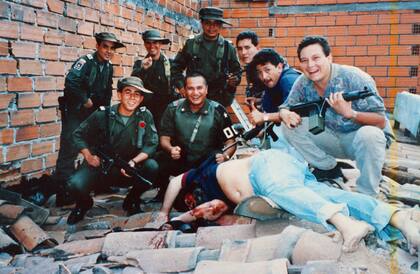 Miembros del Bloque de Búsqueda y de la DEA posando con el cadáver de Escobar sobre las tejas de una vivienda en Medellín como si fuese una presa de caza