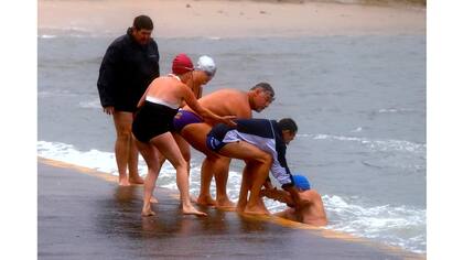 Miembros del Clovelly, asisten a un compañero