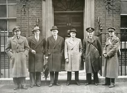 Miembros del Consejo Danés en el exilio fotografiados en N° 10 de Downing Street momentos previos antes de entregar el cheque al Ministro Winston Churchill para la construcción de los tres Spitfires.  (Museo de la Resistencia Danesa).