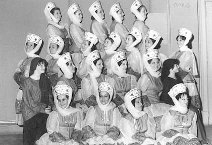 Miembros del Coro Estable en la puesta de "Boris Godunov" en 1965