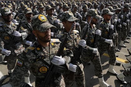 Miembros del ejército iraní marchan durante el desfile del Día del Ejército en una base militar en el norte de Teherán, Irán, el miércoles 17 de abril de 2024.