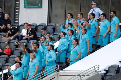 Miembros del equipo argentino alientan a sus compañeros.