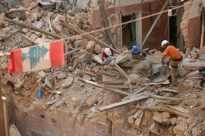 Miembros del equipo chileno de rescate trabajan en las ruinas dejadas por la explosión, en Beirut, Líbano