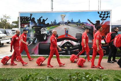 Miembros del equipo de Ferrari se retiran de Melbourne tras la cancelación del GP de Formula 1 de 2020