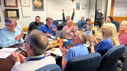 Miembros del equipo de soporte de la Voyager 1 celebran la llegada de datos nuevos transmitidos por la sonda