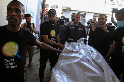 Miembros del grupo de ayuda World Central Kitchen transportan el cuerpo de uno de los miembros del personal que murió en un ataque aéreo israelí, fuera de la morgue del hospital Abu Youssef al-Najjar en Rafah, en el sur de la Franja de Gaza.