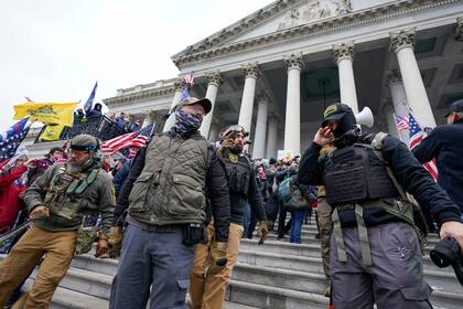 Miembros del grupo extremista Oath Keepers están frente a la Fachada Este del Capitolio el 6 de enero de 2021