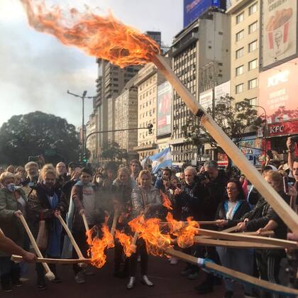 Miembros del grupo Revolución Federal se manifestaron frente al Obelisco