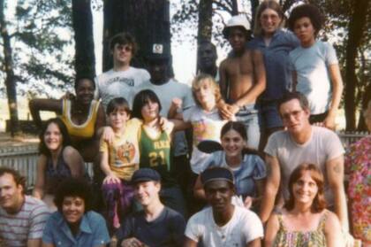 Miembros del grupo y sus amigos fotografiados en 1975 en el rancho de Redwood Valley
