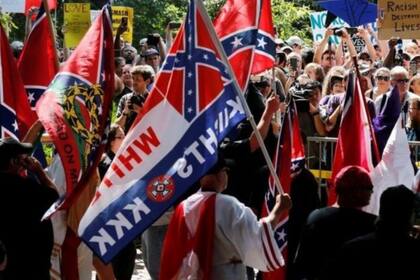 Miembros del Ku Klux Klan estuvieron presentes en los enfrentamientos violentos en Charlottesville, Virginia, en 2017