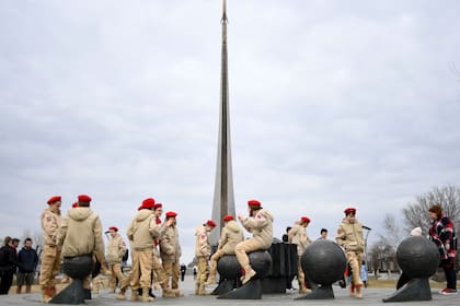Miembros del movimiento Jóvenes Patriotas de Rusia se reúnen frente al Monumento a los Conquistadores del Espacio en Moscú el 12 de abril de 2021